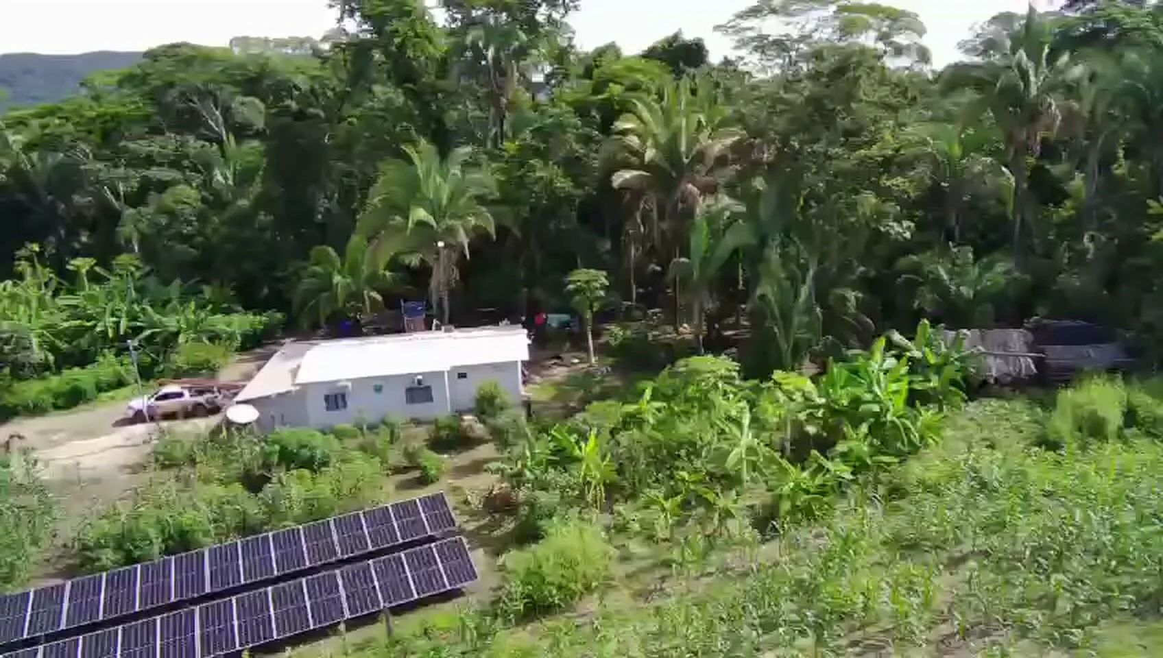 Sistema de energia solar instalado ao lado da casa e da lavoura em propriedade rural