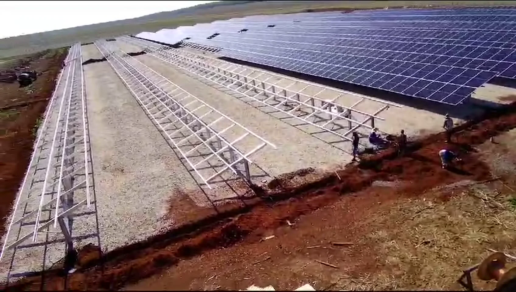 Equipe da Mais Sol trabalhando na montagem de usina solar de grande porte